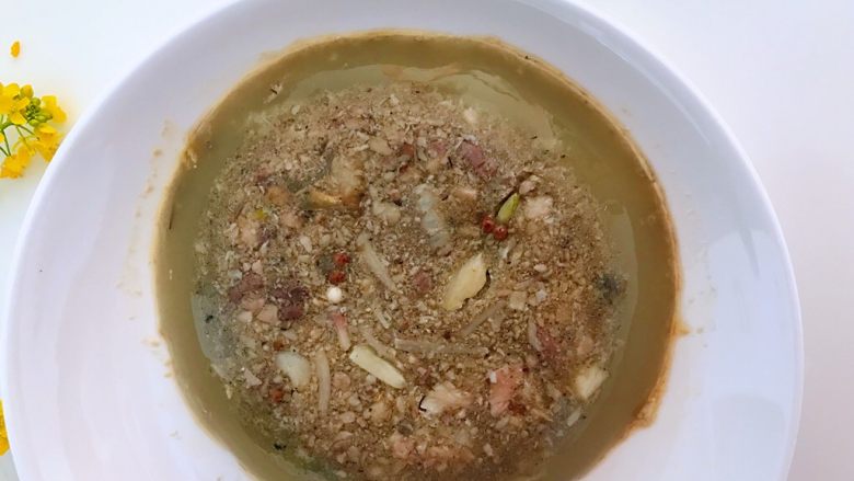 鱼冻,凝固后倒在盘子中,底部有调味品和一些小的鱼肉,家有小孩子的尤期得注意有小的刺出现,以防万一。切成块,就是美味的鱼冻了。