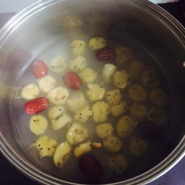 家乡味+花生疙瘩汤,转中火煮五分钟至花生疙瘩浮出水面呈透明状,说明花生疙瘩已熟