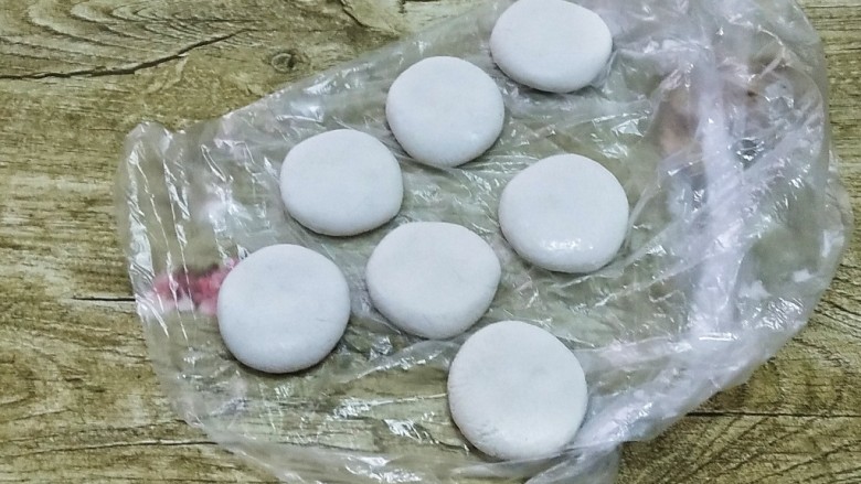 红糖糍粑,搓圆,压扁