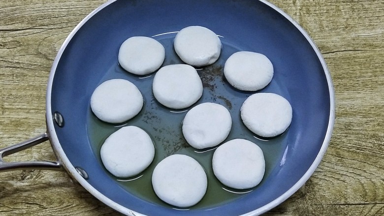 红糖糍粑,把锅烧热,加少许的油润锅,下做好的糯米饼子