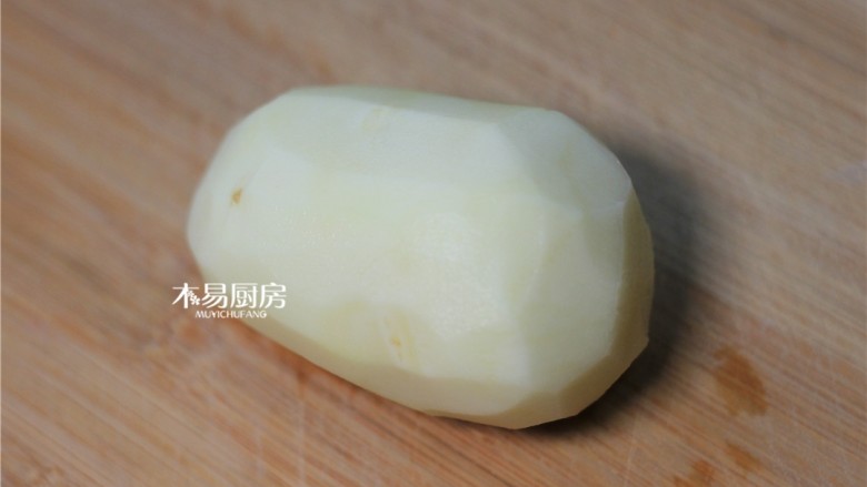 狼牙土豆,<a style='color:red;display:inline-block;' href='/shicai/ 23'>土豆</a>都削皮,洗净,备用。
