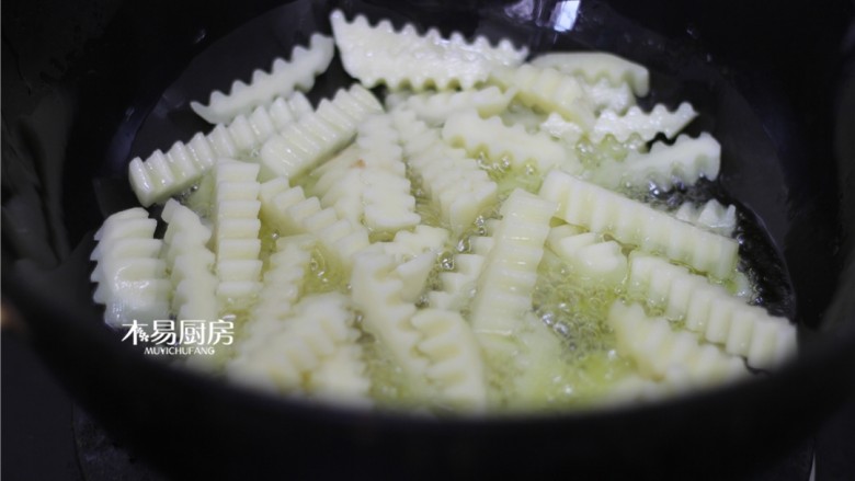 狼牙土豆,锅内放稍微多一点的油,炸土豆条(炸大约3分钟,尝一下炸熟了就行)。