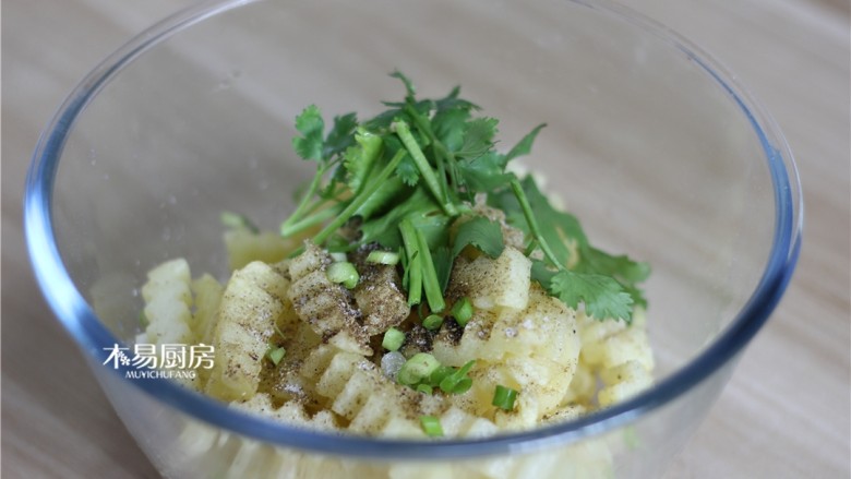 狼牙土豆,将炸好的狼牙土豆捞出放入大碗中，根据个人口味，撒上食盐、孜然、胡椒粉、辣椒面等，放上葱花和香菜段。