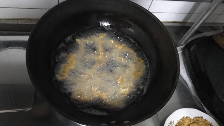 香酥鸡肉条,油热下锅炸,小火慢炸,炸至金黄即可