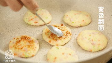 土豆泥小饼12m+,揉小球,压成小饼,上锅,小火煎至两面金黄
tips:如果家里有不粘锅,可以不放油,没有的话可以放少量油哦~
