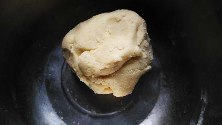椰挞,揉成団,装保鲜袋放冰箱冷冻20分钟