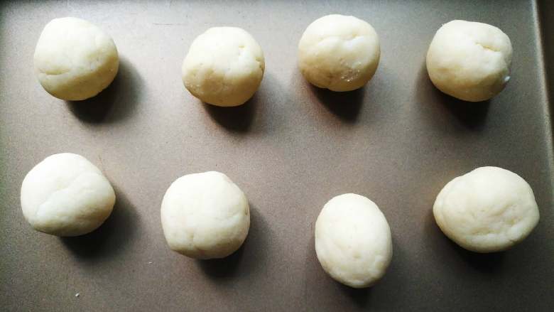 椰挞,将挞皮取出,平均分成8份,搓圆
