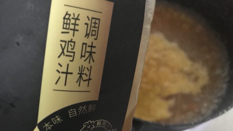 暖心快手汤,西红柿金针菇肥牛汤,加入开水,调味,加入盐和<a style='color:red;display:inline-block;' href='/shicai/ 756'>鸡精</a>。