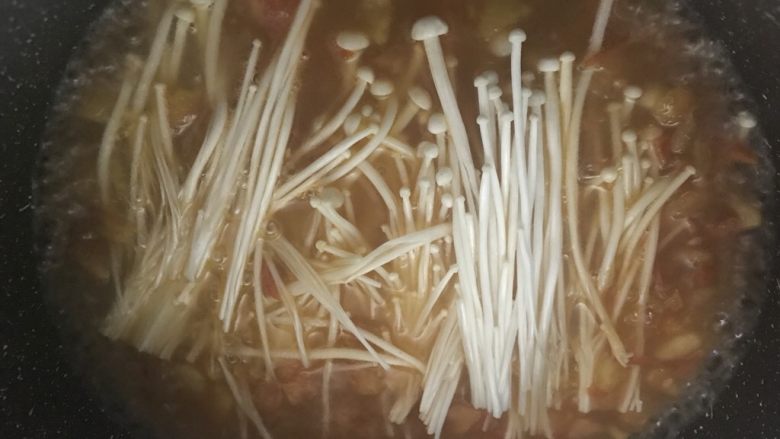 暖心快手汤,西红柿金针菇肥牛汤,汤开后放入金针菇。煮1分钟。