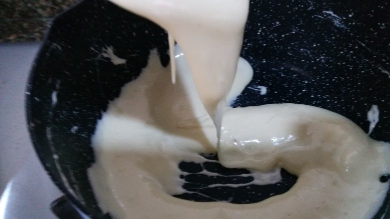 年味-黑芝麻牛轧糖,搅拌均匀,糖浆呈很细腻有光泽的状态,然后关火