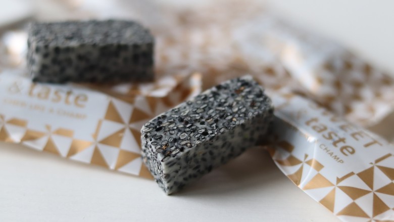年味-黑芝麻牛轧糖,包上糖纸保存。