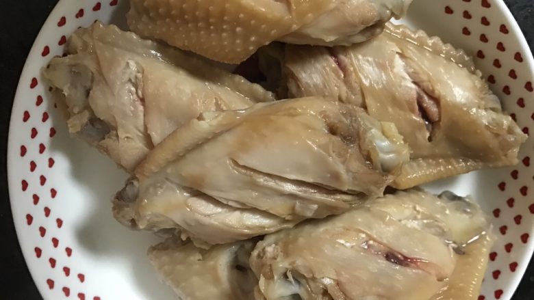 红烧鸡翅,捞出洗净、用厨房纸吸干水分