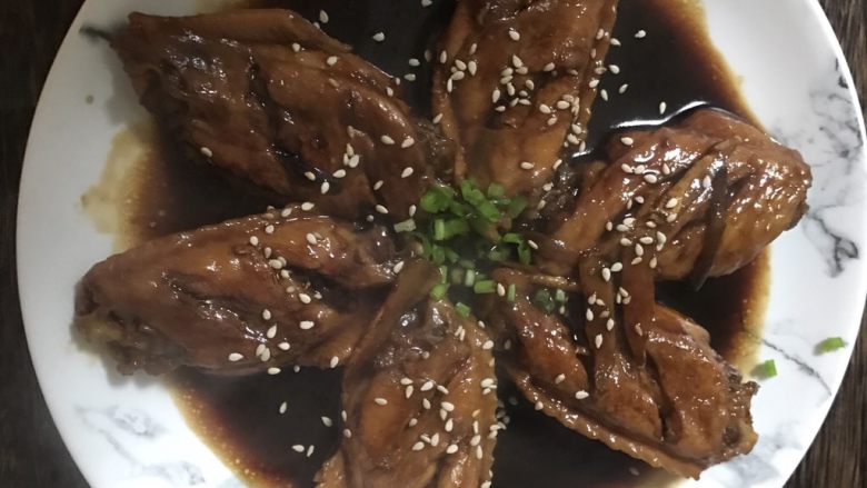 红烧鸡翅,出锅装盘撒上葱花和白芝麻