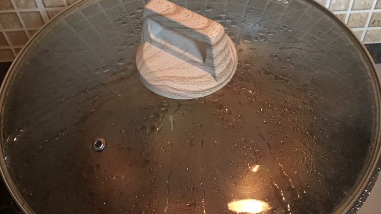 红烧鸡翅,加盖大火烧开改小火15分钟