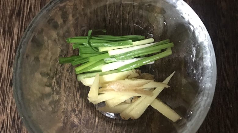 红烧鸡翅,葱切段,姜切丝
