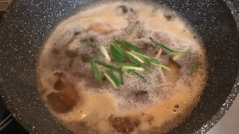 红烧鸡翅,锅中加水放入腌好的鸡翅烧开