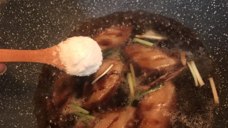 红烧鸡翅,加一勺冰糖粉