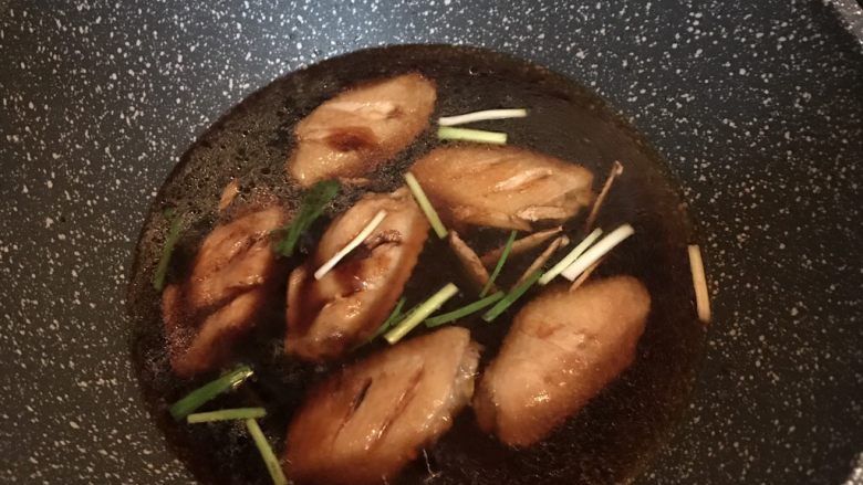 红烧鸡翅,加入开水没过鸡翅
