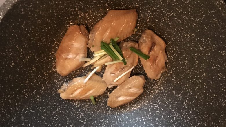 红烧鸡翅,加入剩下的葱姜