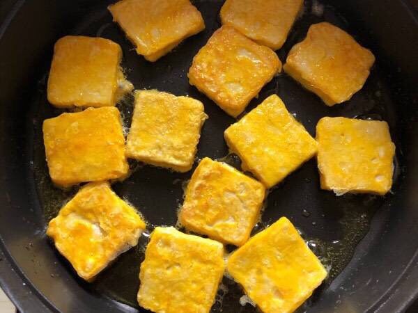 糖醋脆皮豆腐,把豆腐依次放进去煎两面金黄
