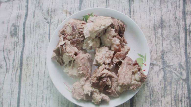 排骨五花肉什锦焖锅,篡烫好的排骨加入水,少许葱结、姜片煮40分钟