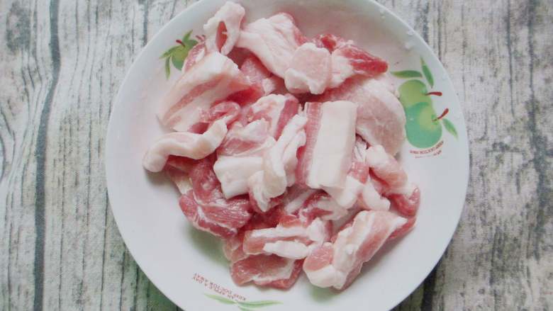 排骨五花肉什锦焖锅,<a style='color:red;display:inline-block;' href='/shicai/ 428'>五花肉</a>洗净,去皮后切3毫米左右的片