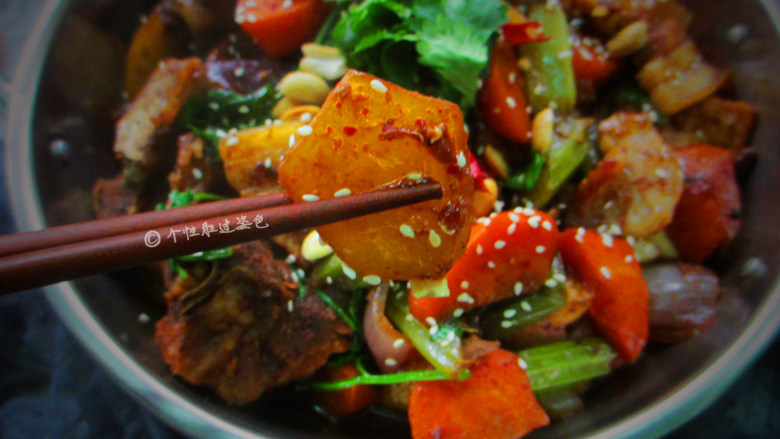 排骨五花肉什锦焖锅,料汁满满的!配馒头配烙饼都是不错的!满满一锅超美味!