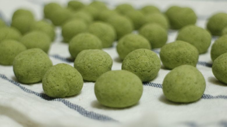 抹茶豆,放入烤盘低粉140度20分钟,若上色加盖锡纸