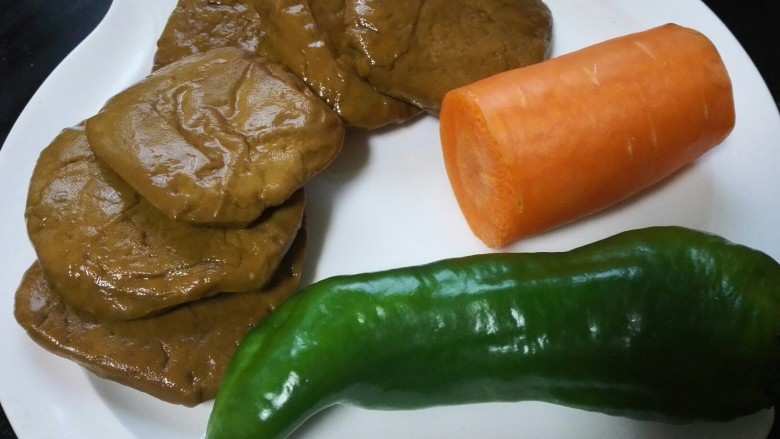 青椒炒豆腐干,准备好材料先,<a style='color:red;display:inline-block;' href='/shicai/ 470'>豆腐干</a>冲洗一下