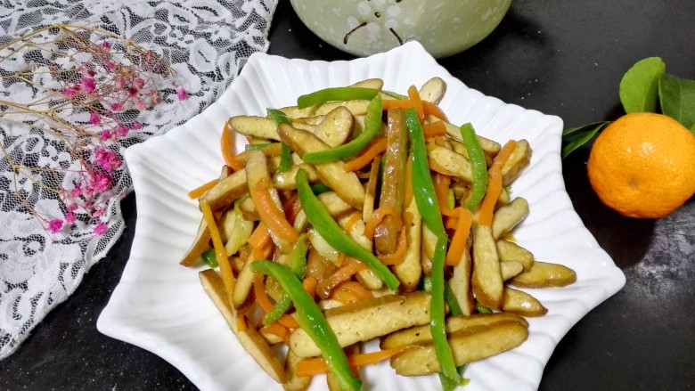 青椒炒豆腐干,拍上成品图,一盘美味的快手菜青椒炒豆腐干就完成了