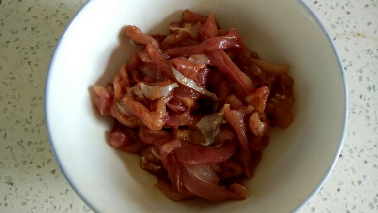 酸菜炒肉丝,猪肉切丝,加入一勺<a style='color:red;display:inline-block;' href='/shicai/ 788'>生抽</a>,一勺料酒,一勺淀粉,搅拌均匀,放置一会儿