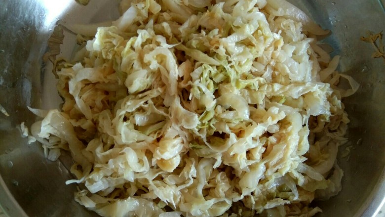 酸菜炒肉丝,<a style='color:red;display:inline-block;' href='/shicai/ 3361'>酸菜</a>切丝,洗净,攥干水份