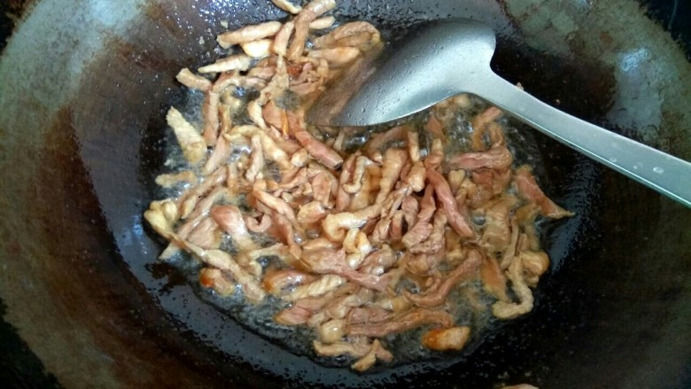 酸菜炒肉丝,锅中放入适量植物油,放入<a style='color:red;display:inline-block;' href='/shicai/ 4613'>肉丝</a>翻炒至变色