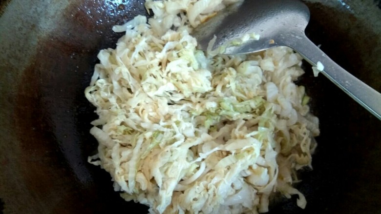 酸菜炒肉丝,放入酸菜,翻炒五分钟,使油全部进入酸菜,这样的酸菜炒出来不硬