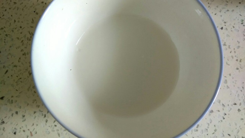 酸菜炒肉丝,小碗里放入一勺淀粉,适量清水调匀