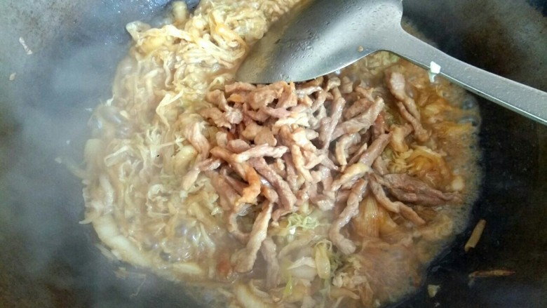 酸菜炒肉丝,大火烧开,把水耗尽,放入肉丝