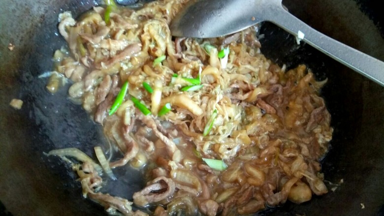 酸菜炒肉丝,加入淀粉汁,翻炒均匀,撒上葱花出锅