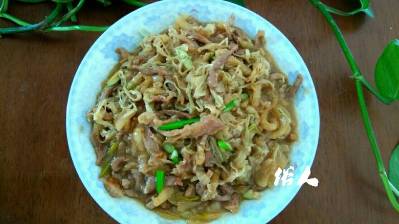 酸菜炒肉丝,成品图