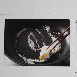 双色可丽饼,用厨房纸巾把融化的黄油均匀涂在锅底。这一步很重要,可以帮助饼皮形成漂亮的花纹。如果使用不粘锅,看起来好像会是黄油都被纸巾吸走了,锅里的黄油也分布不均匀,没有关系,这是正常现象,请务必不要省略这一步。如果耽搁太久,黄油焦化过度,饼皮的颜色会太深不好看。一般黄油融化涂匀后就正好。