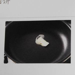 双色可丽饼,接下来可以准备烤制了,在平底锅中融化<a style='color:red;display:inline-block;' href='/shicai/ 887'>黄油</a>。中火。大饼皮需要约7g,小饼皮2.5g。分量稍有差池无妨。