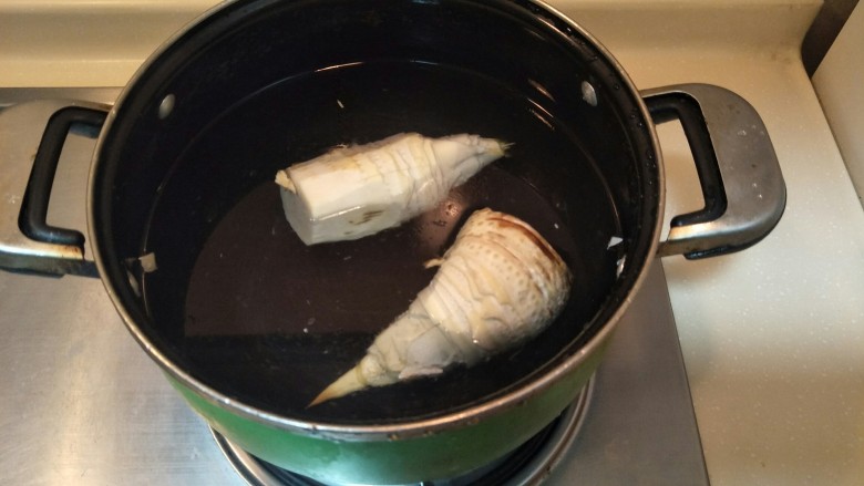 从零开始包馄钝—荠菜冬笋虾皮鲜肉馄钝,剥去外衣放在水里煮。出水