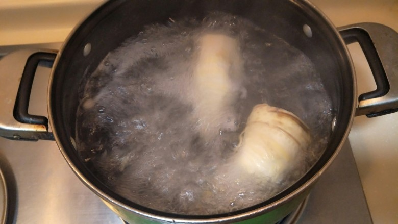 从零开始包馄钝—荠菜冬笋虾皮鲜肉馄钝,大火烧开后小火煮十分钟。