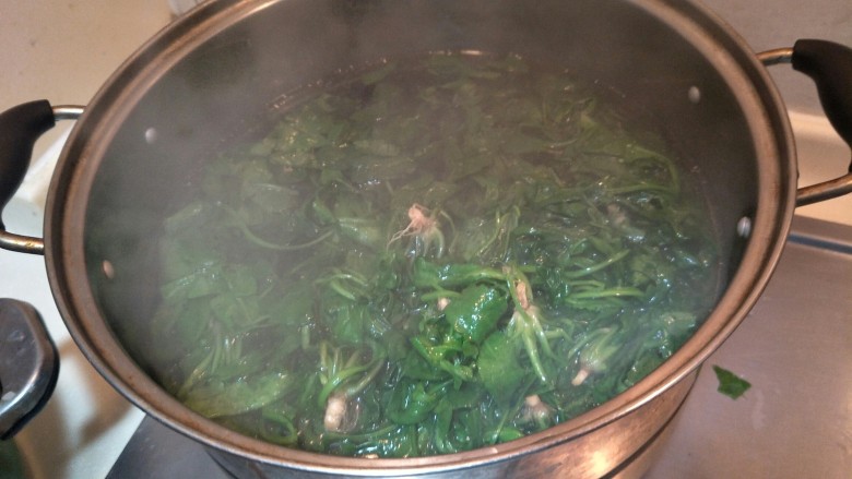 从零开始包馄钝—荠菜冬笋虾皮鲜肉馄钝,关火,水开了把菜放进去,关火。筷子把荠菜搅拌。