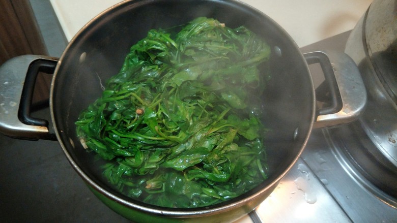 从零开始包馄钝—荠菜冬笋虾皮鲜肉馄钝,筷子撩起