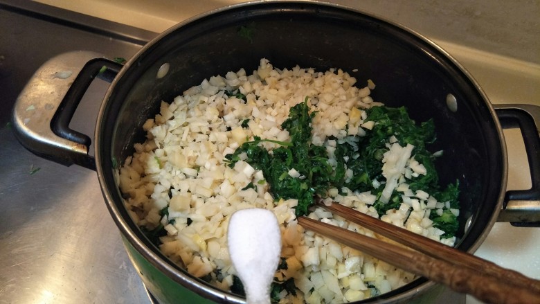 从零开始包馄钝—荠菜冬笋虾皮鲜肉馄钝,加入冬笋碎加入两勺盐。