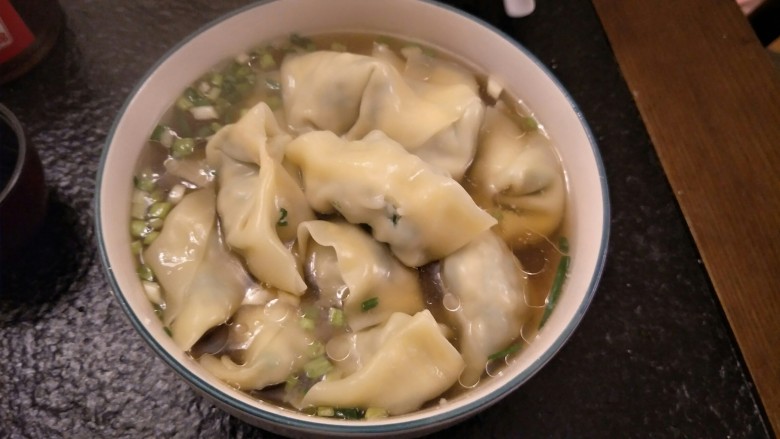 从零开始包馄钝—荠菜冬笋虾皮鲜肉馄钝,啊,不多说了,我要去吃啦。吃。鲜美多汁那滋味自己感受吧。emm~好好吃😋
