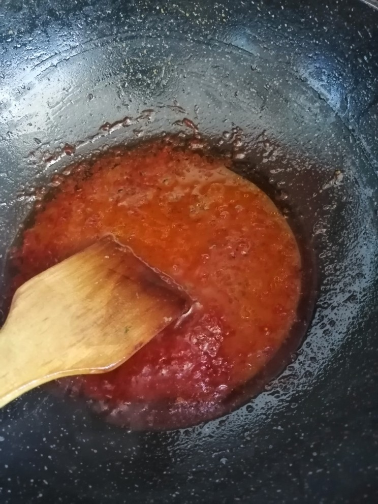 糖醋里脊（鸡胸肉）,倒入调好的芡汁搅匀烧开。