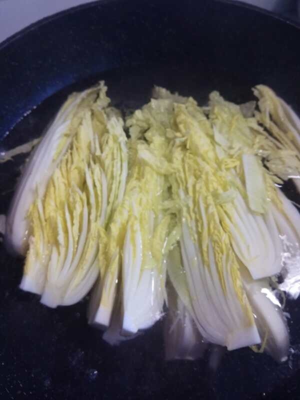 蒜蓉粉丝娃娃菜,放入娃娃菜焯熟,然后将粉丝也烫一下。