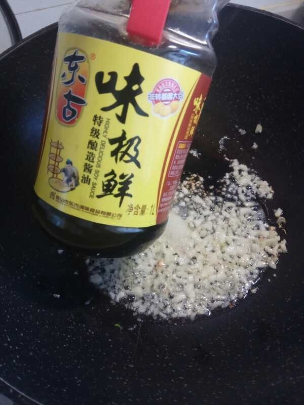 蒜蓉粉丝娃娃菜,放适量的味极鲜搅匀。