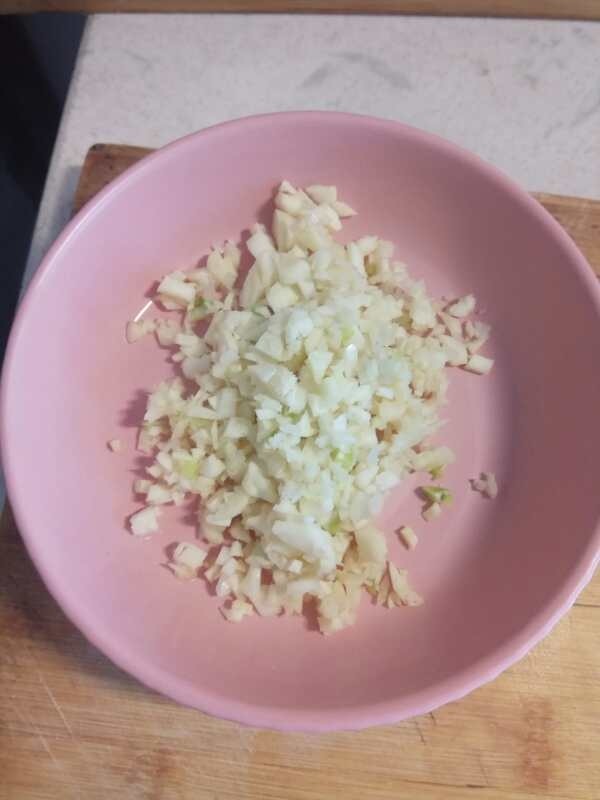 蒜蓉粉丝娃娃菜,蒜切末。